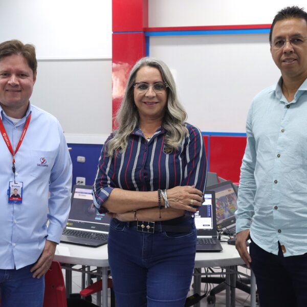 Professor e coordenador dos cursos de Tecnologia do UniSales, Marcelo Schuster. Reitora e pró-reitor acadêmico do UniSales, Profa. Carmen Luiza e Prof. Alexandre Aranzedo.