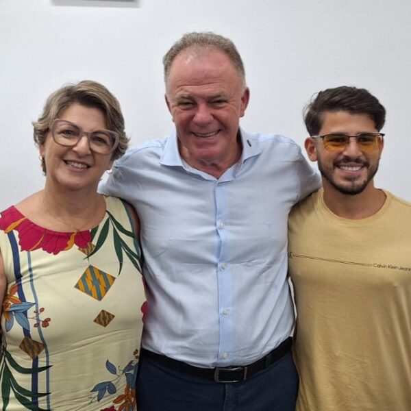 Governador Renato Casagrande e o aluno Murilo Paolli durante a assinatura do Termo de Cooperação para a reforma do espaço esportivo no Morro São Benedito, em Vitória (ES), destacando a parceria entre governo, academia e comunidade.