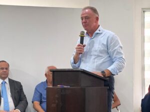 Governador Renato Casagrande discursa durante a assinatura do Termo de Cooperação para a reforma do espaço esportivo no Morro São Benedito, em Vitória (ES), ao lado de autoridades políticas, religiosas e membros da comunidade