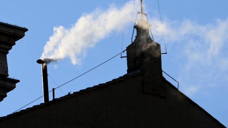 Fumaça branca na capela sistina na manhã do dia 08 de maio de 2025